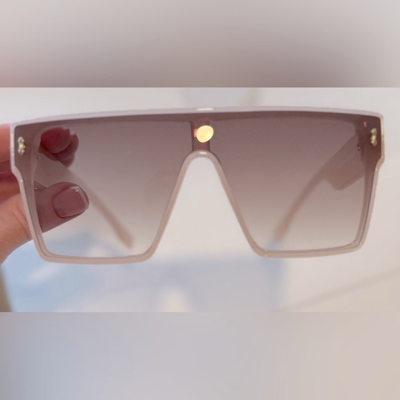 ✨ Oversized Shield Sunglasses – Designer-Inspired ✨ - Picture 3 of 6